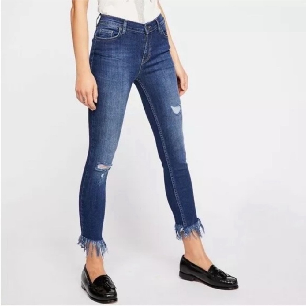 FREE PEOPLE Great Heights Frayed
Skinny Jeans Blue Distressed Stretch Size 24